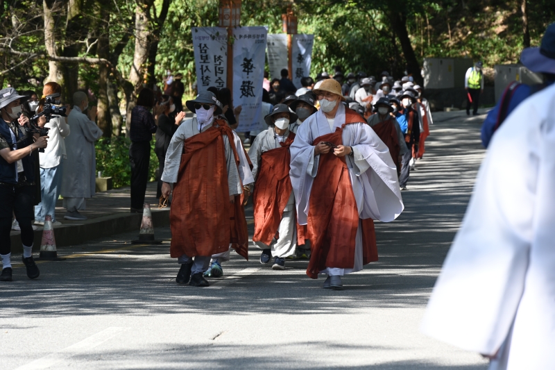 화엄사에 들어서고 있는 순례대중 (1)